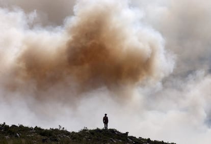 Un efectivo de la Unidad Militar de Emergencias (UME) trabaja en un incendio en Parada de Sil, en Ourense, provincia en la que continúan activos 16 fuegos, dos de ellos de grandes dimensiones, hasta 1.800 hectáreas en Manzaneda y 1.000 en Lobios.