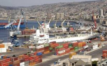 Vista panorámica del puerto de Valparaíso, Chile. El llamado Índice de Clima Económico (ICE) para América Latina bajó desde 5,2 puntos en abril hasta 4,8 puntos en julio. EFE/Archivo