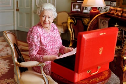 Mary McCartney's portrait of Queen Elizabeth II at Buckingham Palace to commemorate the Queen becoming the United Kingdom's longest-serving monarch; July 2015.