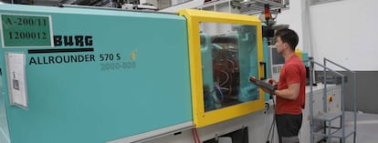 Un aprendiz en la empresa vasca de plásticos Erreka.