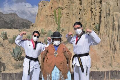 Laura Roca y Kimberly Nosa son las instructoras de Warmi Power, un proyecto que aúna taekwondo y psicología para la autodefensa personal. En la imagen, posan junto a la promotora comunitaria, parte del grupo Mujeres Aymara del Kollasuyo, una organización independiente y sin ánimo de lucro de la ciudad boliviana de El Alto.