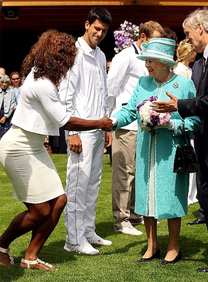 Isabel II saluda a la tres veces campeona de Wimbledon, Serena Williams.