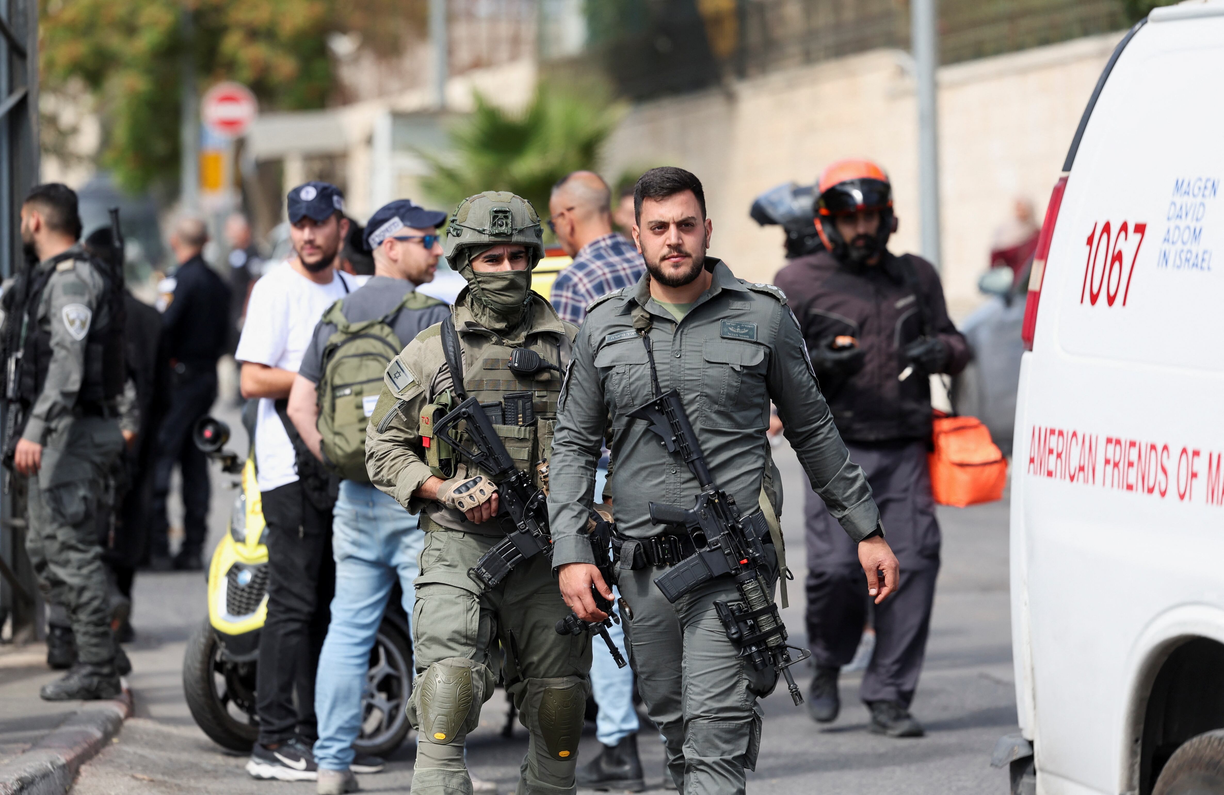 Personal de seguridad israelí aseguraba la escena este lunes tras el incidente registrado en Jerusalén Este.