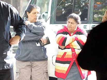 La abuela de la niña atropellada (derecha), junto a otros familiares.