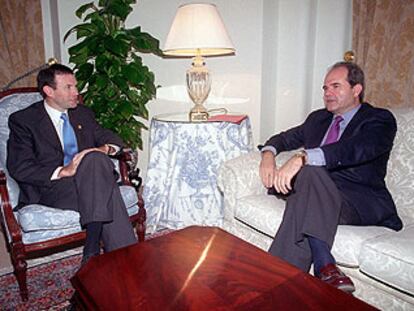 El <i>lehendakari,</i> Juan José Ibarretxe, y el presidente de la Junta de Andalucía, Manuel Chaves, en una reunión celebrada el 23 de junio de 2000.