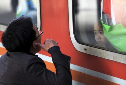 Un hombre se despide de su hija en la estación de tren Shenzhen (China), el 2 de febrero de 2015.