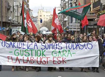 Trabajadores del Servicio Vasco de Salud se manifiestan esta mañana en Vitoria.