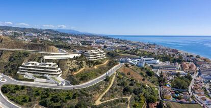 Promoción inmobiliaria de Aedas Homes, a la izquierda, en Rincón de la Victoria (Málaga).