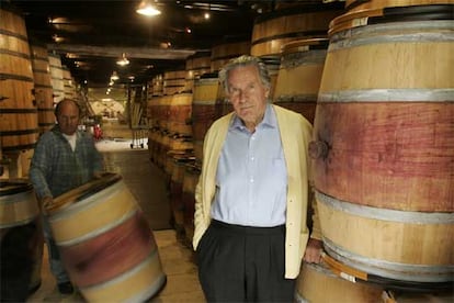 Anthony Barton (derecha), un irlandés que lleva 55 años afincado en Burdeos y 23  al frente de la bodega Léoville Barton.