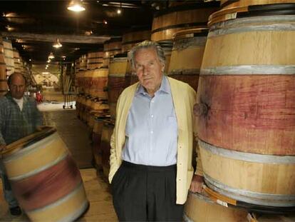 Anthony Barton (derecha), un irlandés que lleva 55 años afincado en Burdeos y 23  al frente de la bodega Léoville Barton.