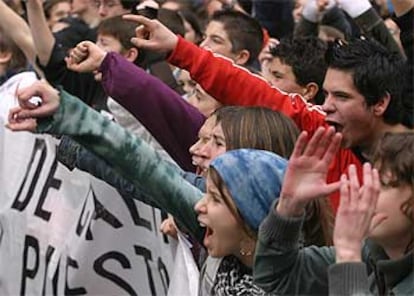 Estudiantes en la protesta contra el PP que se celebró, ayer, en Madrid.