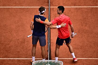 Casper Ruud (a la izquierda) y Novak Djokovic se saludan antes de iniciarse el partido.