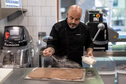 Toni Rodríguez trabajando en el obrador de la nueva cafetería.