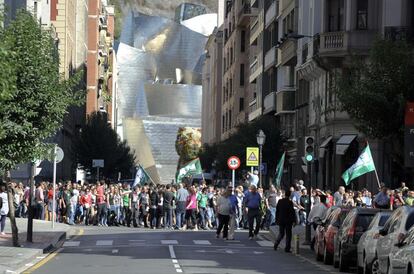 Un instante del paso de la manifestación por una de las calles aledañas al Museo Guggenheim Bilbao