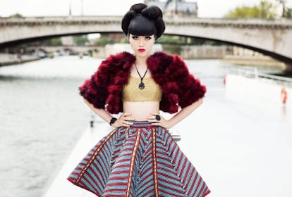 En su último desfile, el pasado 29 de octubre, Jessica Minh Anh puso la moda a navegar sobre el río Sena en París. Un año después de mostrar por primera vez diseños de moda en la Torre Eiffel, la productora y modelo convirtió el río Sena, en una pasarela flotante.