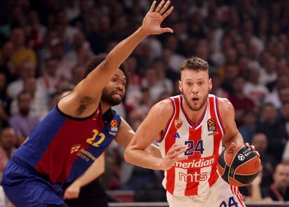 Mike Daum, del Estrella Roja, en acción contra Jabari Parker, del Barcelona, durante el partido de la cuarta jornada de la Euroliga el pasado 18 de octubre en Belgrado.