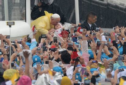 Antes de subir al escenario, el pontífice se desplazó entre los asistentes en un flamante papamóvil de diseño filipino