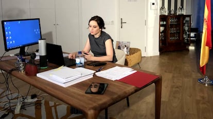 Isabel Díaz Ayuso, en una videoconferencia desde el apartotel en que se hospeda.