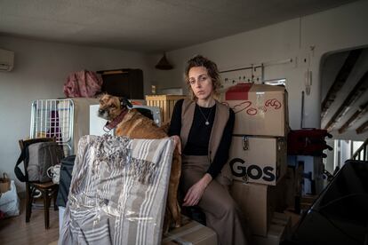 Estela, una de las inquilinas que debe desalojar su casa antes del lunes, con los enseres ya empaquetados de su vivienda.