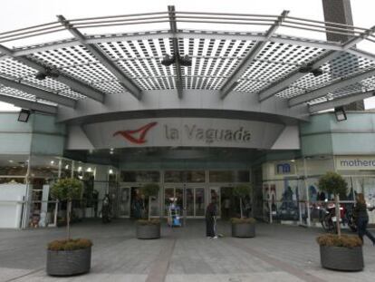 Vista de la puerta principal del centro comercial 'La Vaguada'.