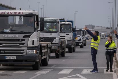 Profesionales del transporte protestan por los precios de los carburantes,  este viernes en el Polígono Industrial La Isla, Sevilla.