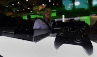 Un asistente mira la consola Xbox One durante la Feria E3 en Los Ángeles, California. EFE/Archivo