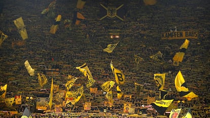 El muro amarillo, la tribuna del fondo sur del Westfalenstadion, durante el Borussia Dortmund-PSV (2-0) de los octavos de final de la Champions.