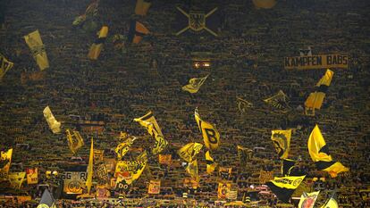 El muro amarillo, la tribuna del fondo sur del Westfalenstadion, durante el Borussia Dortmund-PSV (2-0) de los octavos de final de la Champions.