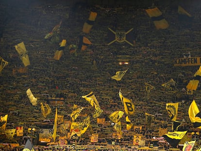 El muro amarillo, la tribuna del fondo sur del Westfalenstadion, durante el Borussia Dortmund-PSV (2-0) de los octavos de final de la Champions.