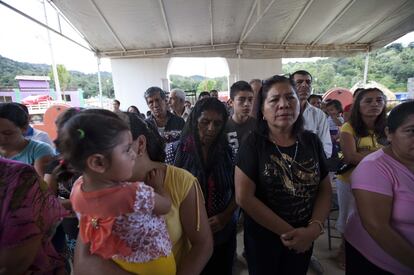 El 16 de septiembre se llevar&aacute; a cabo una ceremonia de homenaje a las v&iacute;ctimas del accidente de 2013. En la imagen, familiares y vecinos asisten a una misa para recordar a los muertos. 