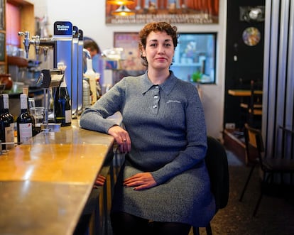 La escritora y periodista María Arranz posa en el barrio de Lavapiés en Madrid. 