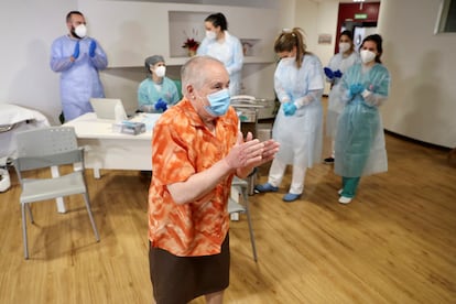 A senior care home resident in Gijón, Asturias, before getting the coronavirus vaccine on Sunday. 