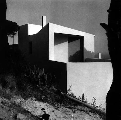 Fotografía de la Casa Ugalde, obra de 1951 en la que el arquitecto José Antonio Coderch combinó la arquitectura racionalista con la tradición vernácula rompiendo así con la ortodoxia del Movimiento Moderno.