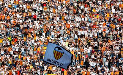 Miles de aficionados han festejado junto a los jugadores del Valencia CF el título de la Copa del Rey conseguido en Sevilla.