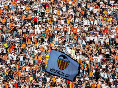 Miles de aficionados han festejado junto a los jugadores del Valencia CF el título de la Copa del Rey conseguido en Sevilla.