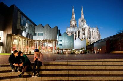 El museo Ludwig, inaugurado en 1986, obra de Peter Busmann Godfried Haberer, con la catedral al fondo.