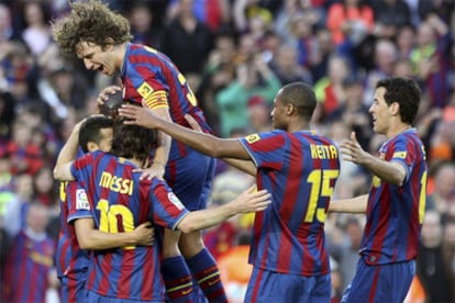 Los jugadores del Barcelona celebran el gol de Messi contra el Valladolid.