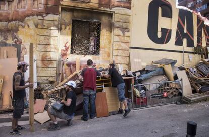 Diverses persones participen en la reconstrucci&oacute; de Can Vies