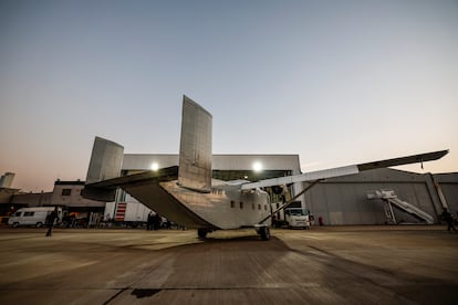 El avión Skyvan utilizado en los "vuelos de la muerte", el lunes en Buenos Aires.