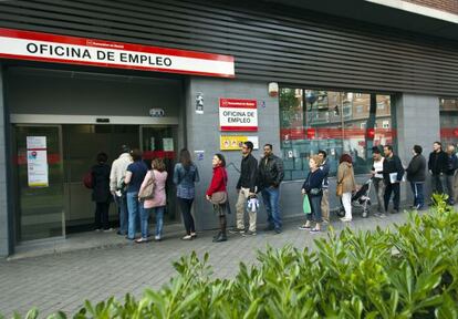 Gente haciendo cola en la puerta de una oficina de empleo en Madrid