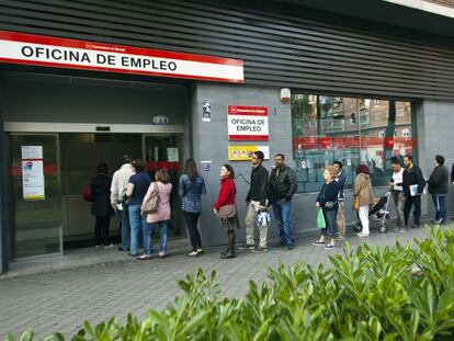 Gente haciendo cola en la puerta de una oficina de empleo en Madrid