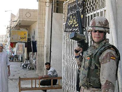 Un soldado español monta guardia en una calle de Al Hillah, en Irak, en septiembre de 2003.