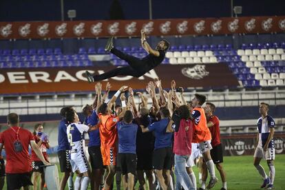 El Sabadell celebra el ascenso a Segunda A después de derrotar al Barça B en Marbella.