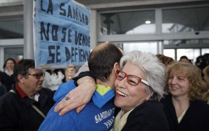 Celebración delante del hospital Infanta Leonor de Madrid después de que el Gobierno regional suspendiese el plan de privatización.