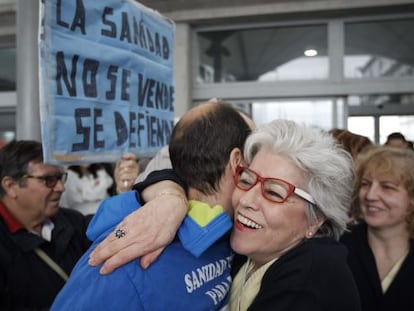 Celebraci&oacute;n delante del hospital Infanta Leonor de Madrid despu&eacute;s de que el Gobierno regional suspendiese el plan de privatizaci&oacute;n.