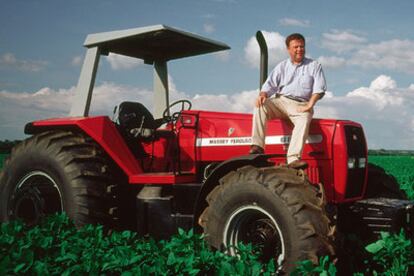 Blário Borges Maggi, gobernador de Mato Grosso y primer productor mundial de soja, subido a un tractor.