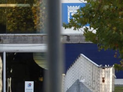 Agentes de la Policía Judicial buscan pruebas en el recinto Madrid Arena.