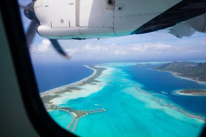 La llegada por aire a este enclave del Pacífico Sur, en la <a href="https://tahititourisme.es/es-es/" target="_blank"> Polinesia Francesa </a>, es memorable: rodeada de un bellísimo arrecife de coral, se alza una isla boscosa de cumbres afiladas, digna de Gauguin o de King Kong.