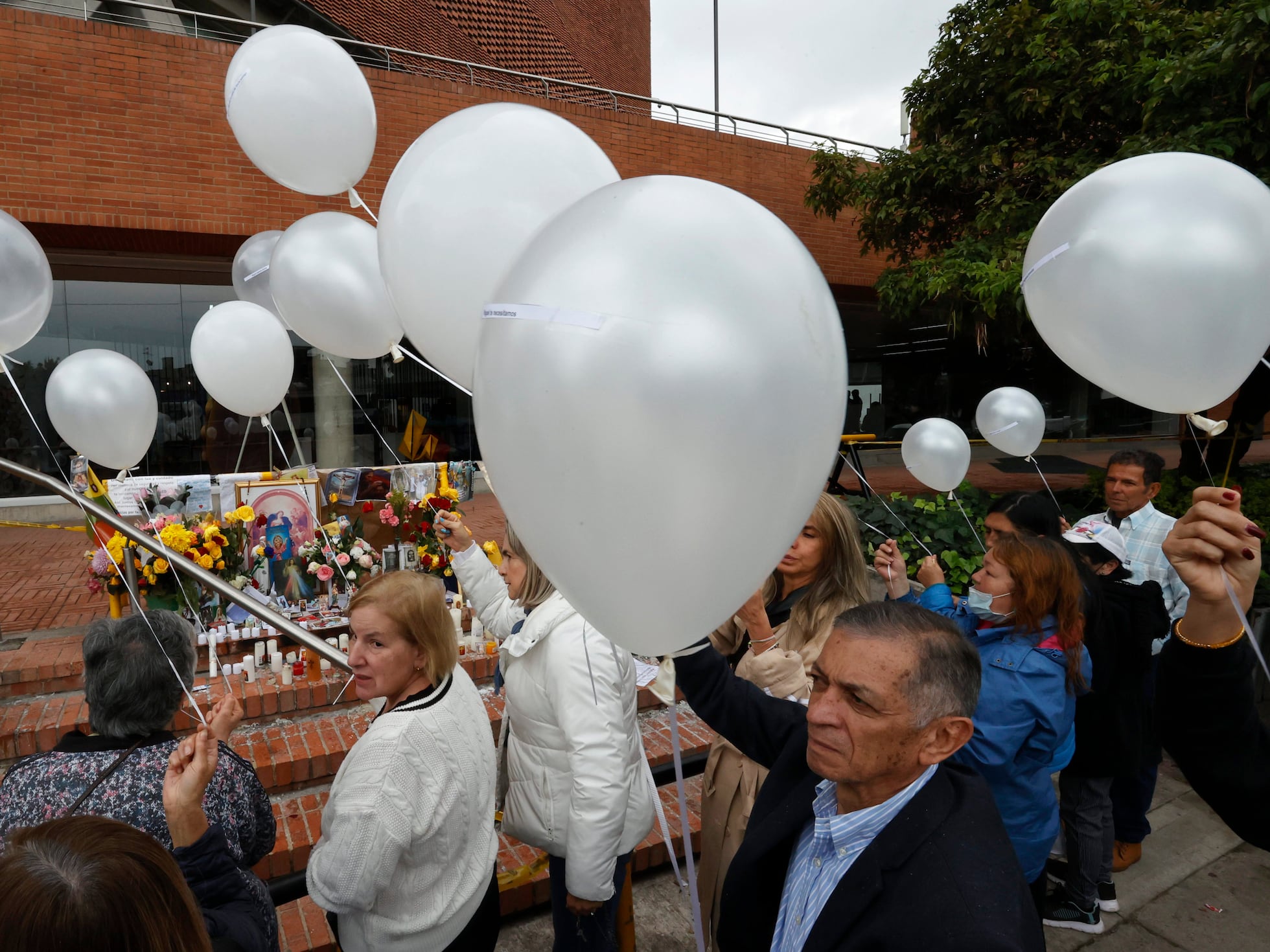 El atentado contra Miguel Uribe Turbay en Colombia deja un país al borde de  sus emociones | EL PAÍS América Colombia