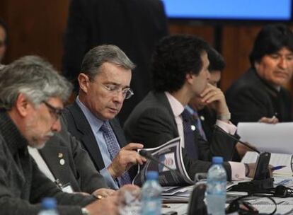 El presidente colombiano, Álvaro Uribe, se dirige a sus homólogos suramericanos durante la cumbre de Unasur en Bariloche